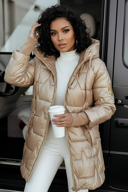 Mar| Chaqueta acolchada larga y cálida con capucha envolvente.